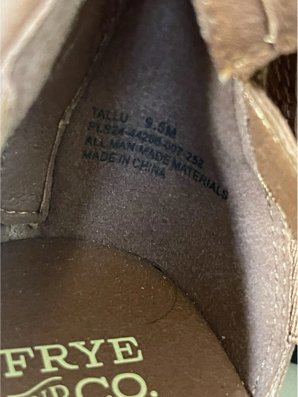The Frye and Co. Tallu Cognac Flat Sandals feature crisscross straps Size 9.5